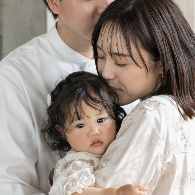 ファミリーフォト📷🌿

1歳になるまでの365日。 
長かったようで、あっという間🌿
泣いた夜も、抱きしめた朝も、全部大事な思い出。

「大きくなったね」と言える今日が、 
こんなに愛おしいなんて。

1歳のお誕生日、おめでとう。

この家族の未来が、 
これからもやさしい光に包まれますように。

✼••┈┈••✼••┈┈••✼••┈┈••✼••┈┈••✼

お問い合わせは公式LINEより
▶︎ @studio_carpediem_kashiwa 
プロフィールURLからご登録いただけます

✼••┈┈••✼••┈┈••✼••┈┈••✼••┈┈••✼

#studio_carpediem_kashiwa
#一軒家フォトスタジオ
#1歳バースデー
#家族写真
#ファミリーフォト
#柏フォトスタジオ
#成長記録
#こどものいる暮らし