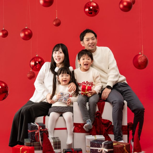 🎄Christmas Photo🎄

プレゼントの箱に囲まれて、
ちょっと照れた顔、
いつもより近い距離🎁

クリスマスは「家族の今」を残すのに
ぴったりな季節🎄

今年の思い出が、
ずっと宝物になりますように⭐️🎅

✼••┈┈••✼••┈┈••✼••┈┈••✼••┈┈••✼

お問い合わせは公式LINEより
▶︎ @studio_carpediem_kashiwa 
プロフィールURLからご登録いただけます

✼••┈┈••✼••┈┈••✼••┈┈••✼••┈┈••✼

 #studiocarpediem

#クリスマス撮影会 #クリスマスフォト #ファミリーフォト #クリスマスの思い出
#christmas #christmasphoto #christmasphotography