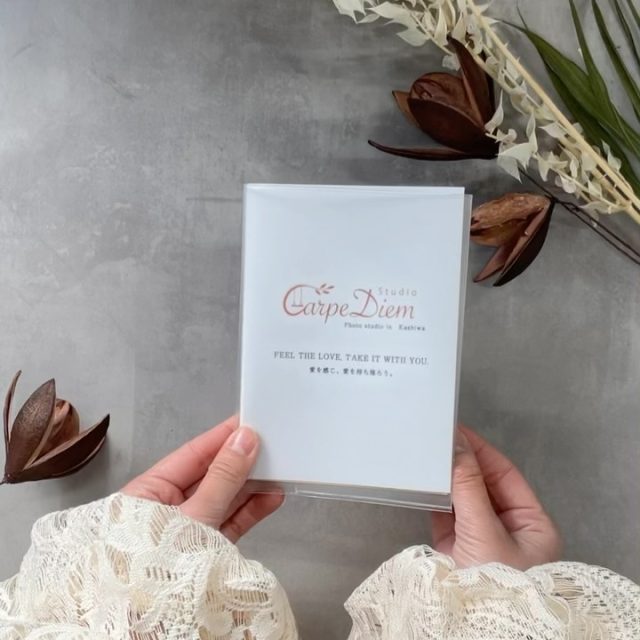 写真は、 撮ったその日だけで終わらせず 何度も開いて、何度も話が生まれるもの🌿☺️

撮影をご予約いただいた方へ 📖 文庫本サイズ・16ページのフォトブックを プレゼントしています🎁

お子さまが大きくなった時、 「この頃、こんなだったね」 そんな会話が自然と生まれたら嬉しいです。

2枚目に、 クーポンを載せています。

1〜3月は、 ゆったりとした時間の中で ご家族らしさを大切に撮影できる季節です。

お問い合わせは公式LINEにて✉️
お気軽にお問い合わせください☺️

▶︎ @studio_carpediem_kashiwa 

 
#ファミリーフォト #家族写真 #子どものいる暮らし #成長記録 #写真のある暮らし #写真を残す #アルバムのある暮らし #何気ない日常 #ナチュラルフォト #自然光撮影 #ロケーションフォト #ファミリーフォトスタジオ
#ペット撮影 #柏市
#柏市ママ